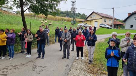 Slovesnost uradne predaje obnovljene občinske ceste na Veščici 14